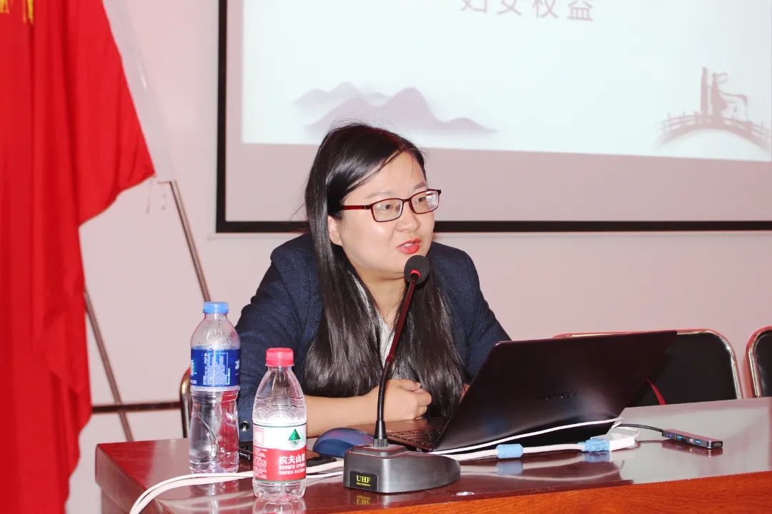 公司工会组织发展妇女权利；ぶ杜嘌